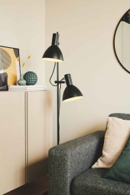 Baltimore 2 Zwart vloerlamp Van Halo Design - Het is aan te raden om de lamp naast de bank te plaatsen als leeslamp of in de woonkamer, waar hij niet alleen voor mooie verlichting zorgt, maar ook een stijlvol detail in het interieur vormt.