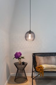 Nobb Ø22 Rook hanglamp Van Halo Design - Geef uw huis een elegante touch met Nobb &ndash; Een stijlvolle en tijdloze plafondlamp met een bolvormige kap van zwart gerookt glas.
