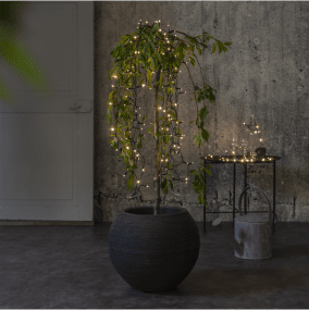 Lichtketting Akku 5m Zwart Van Star Trading - Hij is voorzien van een handige timerfunctie waarmee de lichtslinger 6 uur brandt en vervolgens 18 uur uitgaat om de batterij te sparen.