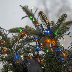 Lichtketting Akku 10m Zwart Van Star Trading - Hij is voorzien van een handige timerfunctie waarmee de lichtslinger 6 uur brandt en vervolgens 18 uur uitgaat om de batterij te sparen.
