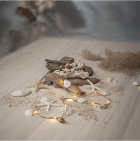 Lichtsnoer Seaside Beige Van Star Trading - Seaside is een prachtige, op batterijen werkende lichtslinger voor binnen, met decoraties van kunststof ge&iuml;nspireerd op de zee.