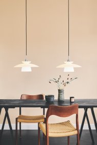Scandinavia Ø40 Opaal hanglamp Van Halo Design - De lamp verspreidt een zacht en aangenaam licht dat een warme en uitnodigende sfeer cre&euml;ert boven de eettafel, in de keuken of in de hal.