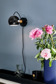 D.C Ø12 Zwart leeslamp Van Halo Design - Het gefineerde eikenhouten frame speelt ook een belangrijke rol bij de rotatie en de hoek van de kap, zodat het licht zich daar verspreidt waar u het wilt hebben.