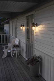 Napoli Roest buitenlamp Van Konstsmide - Het klassieke ontwerp van de lamp met een ronde glazen koepel en een brede kap verspreidt een warm en aangenaam licht, ideaal voor het verlichten van entrees en terrassen.