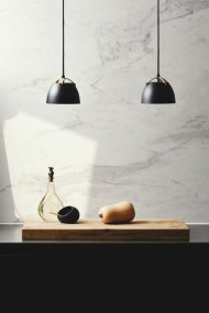 Oslo Ø16 Zwart Van Halo Design - De unieke details in licht hout geven de lamp een Scandinavisch tintje en creëren een harmonieuze combinatie van natuur en minimalisme.