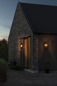 Carpi Messing buitenlamp Van Konstsmide - Deze moderne wandlamp combineert industriële esthetiek met een elegante touch en is een perfecte aanvulling op uw gevel.