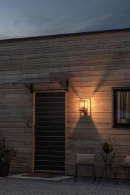 Carpi Zwart buitenlamp Van Konstsmide - Deze moderne wandlamp combineert industriële esthetiek met een elegante touch en is een perfecte aanvulling op uw gevel.