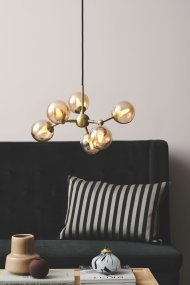 Atom 45cm Antiek messing hanglamp Van Halo Design - De bijna zwevende glazen koepels zijn amberkleurig, waardoor er een mooie lichtspreiding in de ruimte ontstaat.