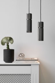 Halo Ø7 Donkergrijs hanglamp Van Halo Design - De cilindervormige kap van donkergrijs metaal zorgt voor een gericht en aangenaam licht, ideaal voor in de keuken, op de eettafel of in de hal.