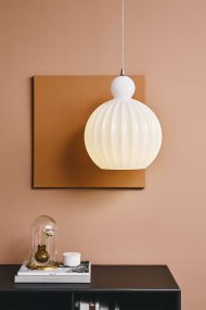 Ball Ball Ø25 Opaal Van Halo Design - Het geribbelde glas creëert een prachtige illusie wanneer de lamp brandt.