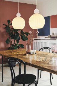 Ball Ball Ø32 Opaal hanglamp Van Halo Design - Het geribbelde glas creëert een prachtige illusie wanneer de lamp brandt.