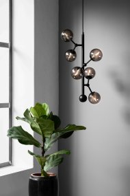Atom vertical Ø30 Zwart hanglamp Van Halo Design - de lamp en richt de lampenkappen naar de gewenste plek.