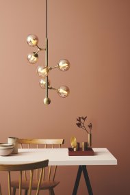 Atom vertical Ø30 Antiek messing hanglamp Van Halo Design - de lamp en richt de lampenkappen naar de gewenste plek.