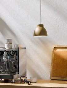 Object Ø16 Latte hanglamp Van Halo Design - Object is een veelzijdige en elegante keuze voor wie op zoek is naar een combinatie van functionaliteit en esthetiek in zijn interieurontwerp.