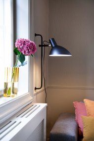 Metropole Ø24 Zwart wandlamp Van Halo Design - Het is aan te raden om de lamp in de woonkamer te plaatsen als decoratief interieurelement of in de leeshoek als leeslamp.