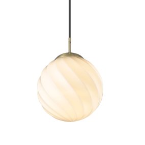 Twist Ø25 Antiek messing hanglamp Van Halo Design - Trek de aandacht met de Twist hanglamp &ndash; een moderne klassieker met een elegante, gedraaide glazen kap die een zacht en uitnodigend licht verspreidt.