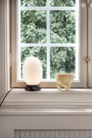 Twist 22cm Zwart tafellamp Van Halo Design - Ontdek Twist &ndash; Elegante tafellamp met een verfijnd sculpturaal design en een praktische touch-functie voor eenvoudig aan- en uitzetten.