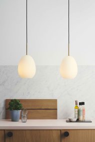 Bodø Ø20 Wit hanglamp Van Halo Design - Het gladde oppervlak en de ronde vorm van het opaalglas zorgen voor een fijne lichtspreiding in de kamer en in combinatie met de messing details zorgt het voor elegantie.