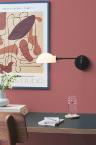 Kjøbenhavn 60cm Zwart wandlamp Van Halo Design - Kjøbenhavn is een elegante en functionele wandlamp met een verstelbare arm die van 20 tot 60 cm kan worden uitgeschoven.