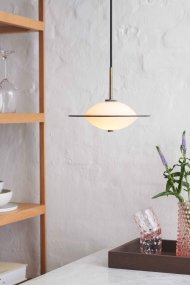 Orbit Ø24 Antiquiteit hanglamp Van Halo Design - De ronde vorm van opaalglas zorgt voor een zacht en sfeervol licht, terwijl de details in antiek messing en amberkleurig glas een warme en verfijnde toets toevoegen.