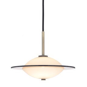 Orbit Ø24 Antiquiteit hanglamp Van Halo Design - De ronde vorm van opaalglas zorgt voor een zacht en sfeervol licht, terwijl de details in antiek messing en amberkleurig glas een warme en verfijnde toets toevoegen.