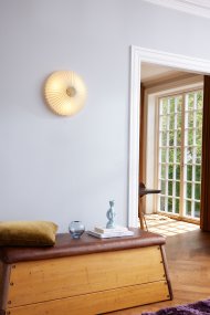Paris Ø40 Antiquiteit plafondlamp Van Halo Design - De antieke plafondbevestiging van messing en de decoratieve eikenhouten knop geven de lamp een warme en tijdloze charme.
