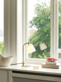 Room 49 40cm Antiek messing tafellamp Van Halo Design - Kamer 49 is niet alleen een lichtbron &ndash; Het is een stijlvol interieurdetail dat elke ruimte verbetert.