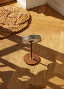 On The Move 20cm Donkergrijs Draagbare Van Halo Design - Dankzij de bolvormige vorm en de magnetische functie kunt u de kap eenvoudig draaien en kantelen voor gericht licht.