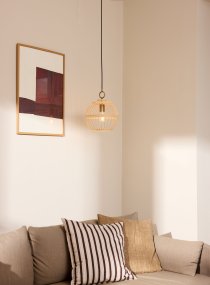 Stockholm Nordic Ø30 Natuur hanglamp Van Halo Design - De open constructie cre&euml;ert een interessant lichtspel in de kamer, terwijl de subtiele messing details een verfijnde toets toevoegen.
