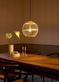 Stockholm Nordic Ø40 Natuur hanglamp Van Halo Design - De open constructie creëert een interessant lichtspel in de kamer, terwijl de subtiele messing details een verfijnde toets toevoegen.