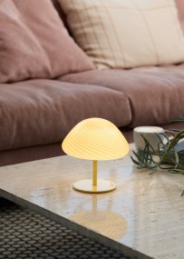 Mini Mush 17cm Room tafellamp Van Halo Design - De unieke, golfvormige lampenkap zorgt voor een zachte en aangename lichtverdeling, ideaal om in elke kamer een gezellige sfeer te cre&euml;ren.