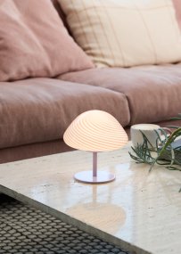 Mini Mush 17cm Paars tafellamp Van Halo Design - De unieke, golfvormige lampenkap zorgt voor een zachte en aangename lichtverdeling, ideaal om in elke kamer een gezellige sfeer te creëren.