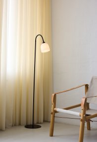 Glow 1 Zwart vloerlamp Van Halo Design - Glow is een stijlvolle vloerlamp met Scandinavisch design.
