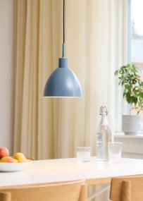 Rock Ø20 Aardolie hanglamp Van Halo Design - De Rock plafondlamp is een moderne klassieker met een industriële touch die perfect past in het stijlbewuste interieur.