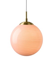 Candy Ball Ø25 Roze hanglamp Van Halo Design - De ronde kap is gemaakt van mondgeblazen roze glas met een decoratief, gedraaid patroon dat de lamp een unieke uitstraling geeft.