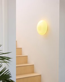 Candy Ø30 Crème wit plafondlamp Van Halo Design - De ronde kap is gemaakt van mondgeblazen glas met een decoratief, gedraaid patroon dat de lamp een mooie uitstraling geeft.