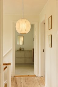 Balloon Ø40 Crème wit hanglamp Van Halo Design - Balloon is een elegante plafondpendellamp met een afgerond, ballonvormig ontwerp die een prachtige blikvanger in de kamer vormt.