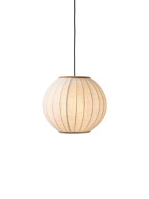 Balloon Ø40 Crème wit hanglamp Van Halo Design - Balloon is een elegante plafondpendellamp met een afgerond, ballonvormig ontwerp die een prachtige blikvanger in de kamer vormt.
