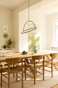 Tilt Ø60 Zwart hanglamp Van Halo Design - Tilt past perfect boven de eettafel of in de woonkamer, waar het functionele verlichting combineert met een modern design.