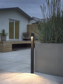 Udine 97cm Zwart lichtpaaltjes Van Konstsmide - Deze moderne en stijlvolle paal is ideaal voor het verlichten van paden of tuinen met een zacht en energiezuinig licht.