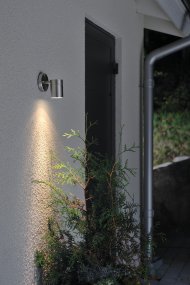 Modena Roestvrij buitenlamp Van Konstsmide - Dankzij het ronde design en het directe licht is het ideaal voor het creëren van een verfijnde sfeer in entrees en looppaden.