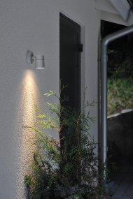 Modena Grijs Van Konstsmide - Het licht is naar beneden gericht en cre&euml;ert een zacht en effectief lichtbeeld dat de gevel accentueert en zorgt voor aangename buitenverlichting.