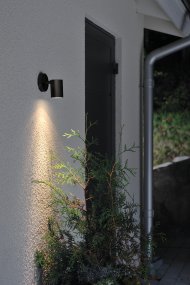 Modena Zwart Van Konstsmide - Het licht is naar beneden gericht en cre&euml;ert een zacht en effectief lichtbeeld dat de gevel accentueert en zorgt voor aangename buitenverlichting.