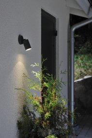 Modena Zwart buitenlamp Van Konstsmide - Dankzij het ronde design en het directe licht is het ideaal voor het creëren van een verfijnde sfeer in entrees en looppaden.