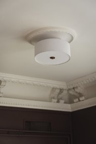 Noah Ø35 Wit Van Globen Lighting - Noah is een stijlvolle en decoratieve plafondlamp, handgemaakt van wit linnen met een prachtige, levendige structuur.