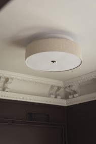 Noah Ø65 Beige plafondlamp Van Globen Lighting - De lamp is afgewerkt met een detail van gepolijst messing, de stof heeft een levendig patroon en een witte anti-verblindingsrand aan de onderkant voor een aangenaam licht.