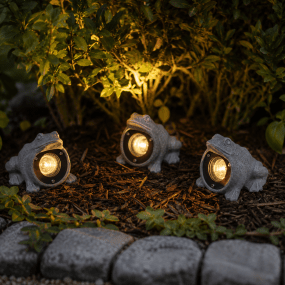 Amalfi Kikkers Grijs Van Konstsmide - De set bestaat uit drie decoratieve kikkers met ge&iuml;ntegreerde ledverlichting die een zachte, warmwitte gloed uitstraalt, perfect voor het cre&euml;ren van een gezellige sfeer in de tuin, bij de vijver of op het terras.