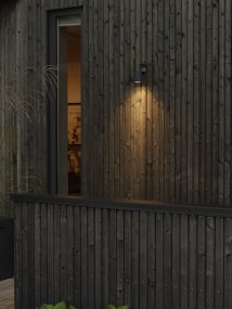 Temi Zwart buitenlamp Van Konstsmide - Dankzij het ronde design en het directe licht is het ideaal voor het cre&euml;ren van een verfijnde sfeer in entrees en looppaden.