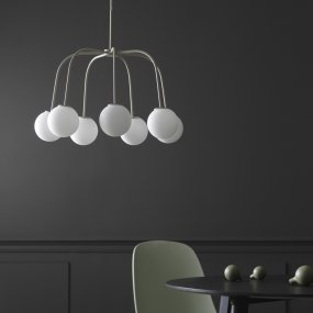 Waterfall Ø50 Beige hanglamp Van CO Bankeryd - Waterfall is een stijlvolle plafondlamp die met zijn smalle metalen buizen en ronde opaalglas een expressief contrast creëert.