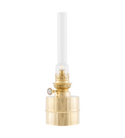 Flaggskär Messing Van Karlskrona lampfabrik - Een klassieke petroleumlamp die met zijn cilindervormige oliebehuizing, geheel van messing, een functionele en iets modernere indruk wekt - ondanks het feit dat het oorspronkelijke model dateert uit de late 19e eeuw.
